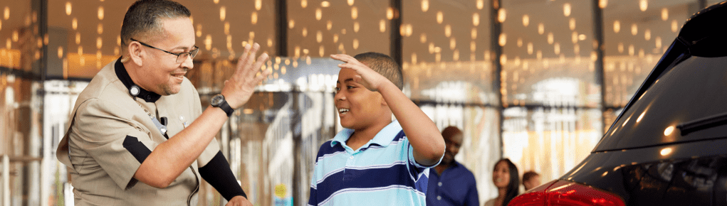 Un botones choca los cinco con un niño
